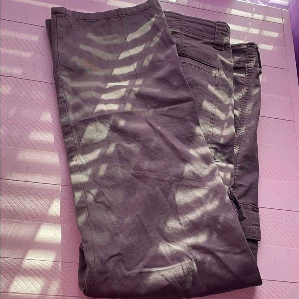 I’m selling wrangler cargo pants (Unisex)